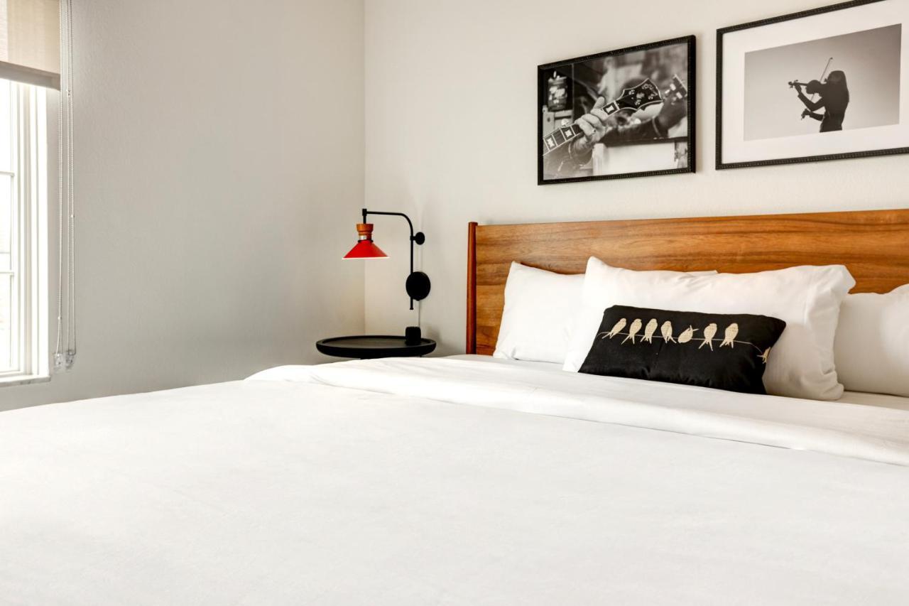Elwood & Hotel 4*