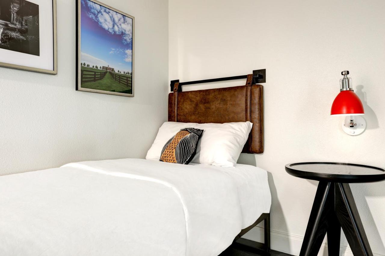 Hotel Elwood & 4*
